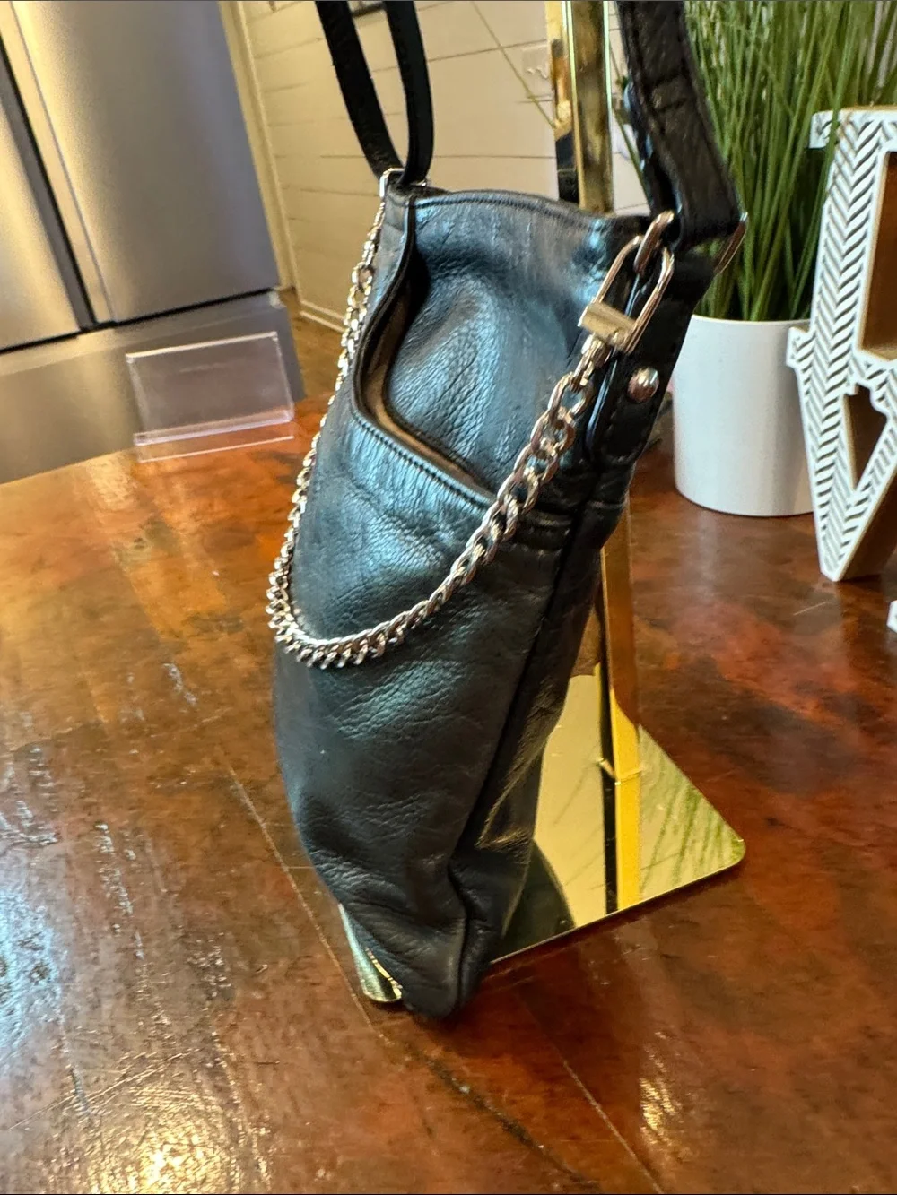 margot compact black